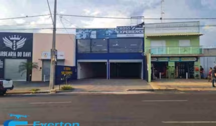 Galpão de 230 m² na Avenida Principal, com mezanino e 3 vagas frontais.