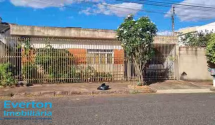 Casa de 109 m², bem construída, em lote de esquina, com 377 m², no coração do bairro Osvaldo Resende.