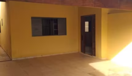 2 casas, com aproximadamente 130 m² e 100 m², em terreno de 250 m², no Jardim Patrícia.