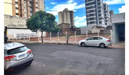 Excelente área com localização nobre no bairro Osvaldo Rezende , próximo a Avenida  Getúlio Vargas!
