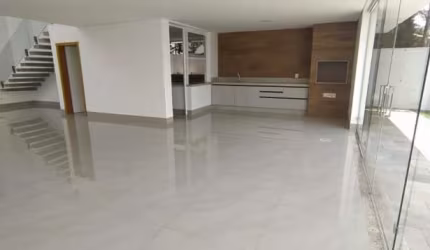 Ótimo sobrado com cômodo comercial em baixo, no Bairro Nova Uberlândia-MG;