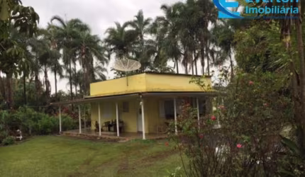 Sabe aquele clima de quem está fora do movimento da cidade? Se você quer essa tranquilidade, esse é seu lugar! Chácara com 5.000m² em Uberlândia - MG;