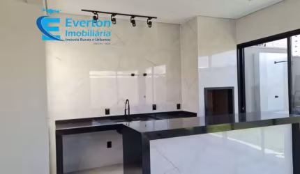 Casa de alto padrão com 3 quartos (1 suíte) no Quintas Alto Umuarama, cozinha estilo americana.