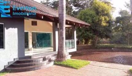 Chácara ao lado do Praia Clube, área 4.575 m², área construída 130 m², 2 quartos, 1 suite, área gourmet ampla, piscina, banheiros M e F, lago e pomar.