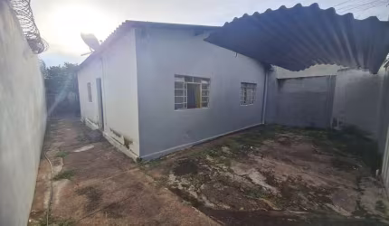 Casa bem localizada no Bairro Osvaldo Rezende, com 3 quartos, garagem e quintal.