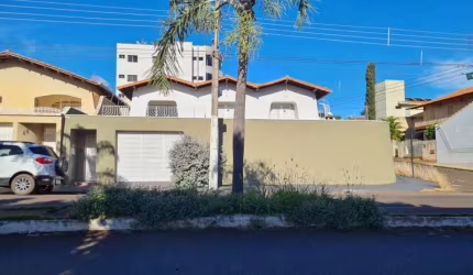 Casa em Ituiutaba com 257 m2, com 2 salas (uma com alpendre e sacada), 3 quartos (1 suíte), 4 vagas, área gourmet completa e piscina.