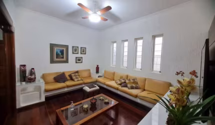 Casa c/ 250m², terreno 360m², 3 quartos 1 suite, 3 salas, 3 banheiros, 2 vagas garagem, salão de festa, piscina com aquecimento solar