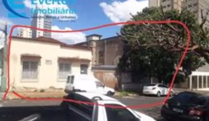 Casa num terreno 20,2 x 16,2, ótima localização, 2 quartos, sala, cozinha, banheiro, 2 cômodos de comercio, garagem 2 cobertas 5 descobertas