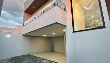 Casa de alto Padrão, com 3 suítes, escritório, Salas de TV e Jantar com pé direito duplo e 3 Vagas.