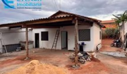 Casa em ótimo estado de conservação, 2 quartos, sala, cozinha, banheiro social, área de serviço, varanda e quintal enorme que permite ser aumentada.