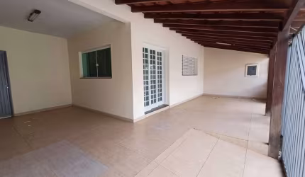 Casa térrea de 167 m², 3 quartos (1 suíte), sala em 2 ambientes, 2 vagas de garagem.