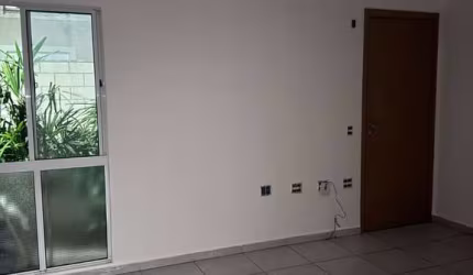 Apto 2/4, sala conjugada com cozinha e banheiro, em condomínio com piscina, salão de festas e brinquedoteca.