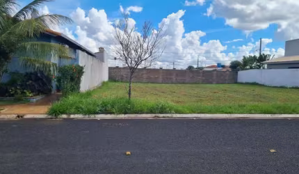Terreno de 360 m² no condomínio fechado Park Sul, na zona sul.