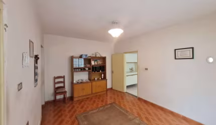 Casa de 3 quartos, bem localizada no bairro Osvaldo Resende, com cozinha separada e uma vaga de garagem..