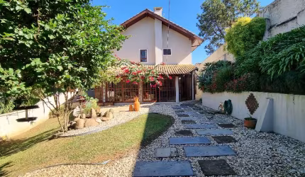 Maravilhoso sobrado no Costa e Silva com 3 quartos mais Home office e amplo terreno