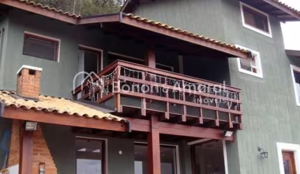 Casa de condomínio em Sousas, com 300m², 3 quartos e 4 banheiros.