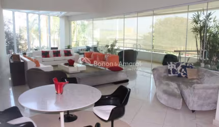 Casa em condomínio com  724 m² e 6 quartos