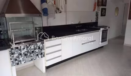 Casa com 3 Quartos e 2 banheiros à Venda, 200 m² por R$ 840.000