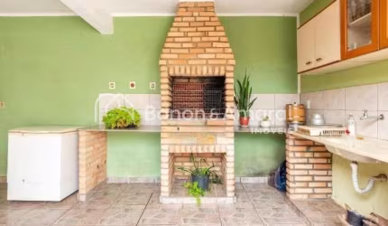 Casa com 3 Quartos e 2 banheiros à Venda, 143 m² por R$ 550.000