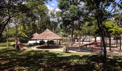 Belíssima casa em condomínio à venda, com  4 quartos, 452 m².