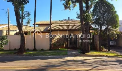 Casa com 3 Quartos e 3 banheiros à Venda, 278 m² por R$ 1.400.000
