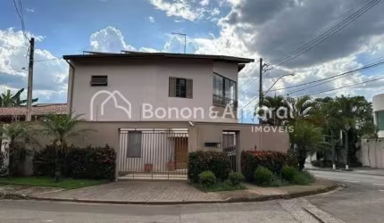 Casa estilo sobrado, com 3 quartos, 1 suíte, na Cidade Universitária em Campinas - SP