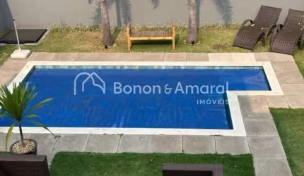 Maravilhosa casa à venda em condomínio, com 3 suítes, piscina e quintal amplo.