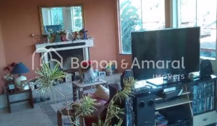 **Exclusiva Casa com 6 Quartos e Área de Lazer Completa em Condomínio de Alto Padrão**
