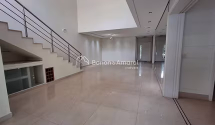 Ampla casa com 3 suítes em condomínio fechado de fácil acesso