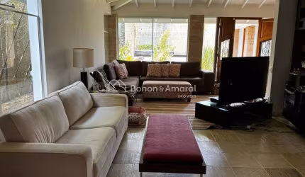 Residência Exclusiva com Lazer Privativo no Coração do Gramado