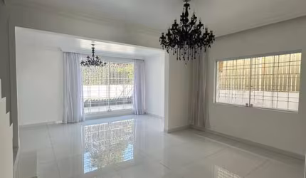 CASA A VENDA NO CAMPO BELO - 5 DORMITÓRIOS - 1 SUÍTE - 250M².