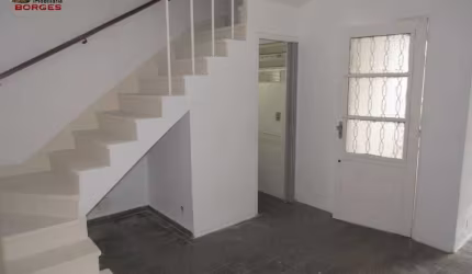 SOBRADO BEM LOCALIZADO, 3 DORM, VARANDA E QUINTAL COM VALOR IMPERDÍVEL!
