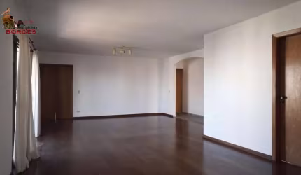 APARTAMENTO BEM CONSERVADO COM 227M² 3 SUITES, 5 BANHEIROS, 3 VAGAS Á VENDA