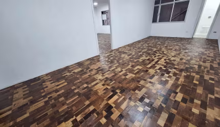 Conjunto comercial Curitiba Centro com 3 salas, 2 lavabos, área útil 96m² próximo rua XV de Novembro