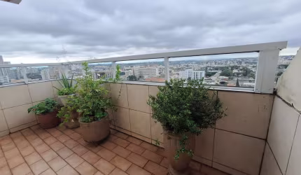 Cobertura Centro de Curitiba,  Shopping Estação, CEFET. 2 entradas (piso 1 e piso Superior), 1 vaga de garagem livre, apartamento muito claro, arejado