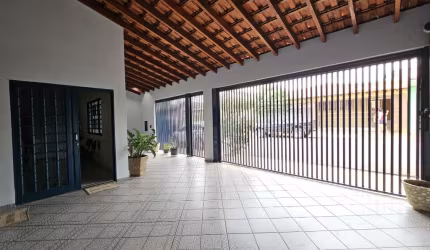 Casa Ampla com Salão Comercial e Edícula no Centro de Bauru!