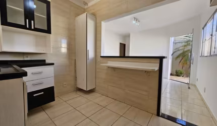 Casa à venda na Vila Martha em Bauru – 2 dormitórios, suíte, garagem para 3 carros – Próximo à ITE – R$ 250.000