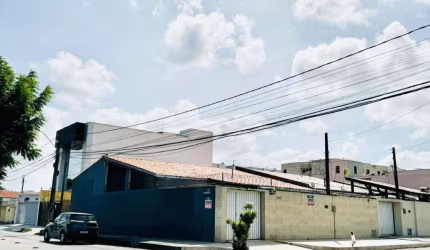 VENDO - Casa de esquina na Maraponga com 04 quartos!!!