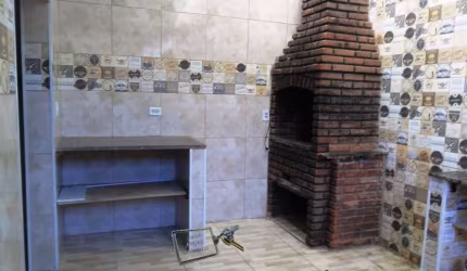 Casa em condomínio Jd. Real próximo a praia, com 2 quartos sendo 1 suíte, sala e cozinha, área de serviço e garagem.