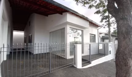 Casa 2 Dormitórios - Residencial ou Comercial com Ótima Localização
