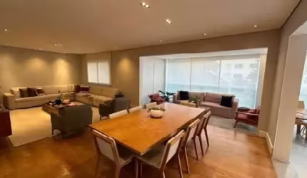 Luxuosos 230m² em Moema - 3 Suites - 5 Banheiros e 4 Vagas Determinadas