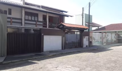 Casa com 6 quartos à venda na TRAVESSA MAX SCHESCHTER, 48, Praia de Armação do Itapocorói, Penha, 300 m2 por R$ 1.800.000