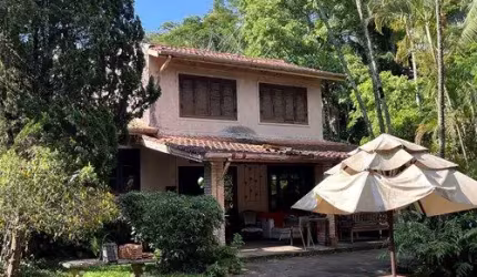 Casa de 378m² com Terreno de 2.105m² na Granja Viana - 5 Lotes Exclusivos