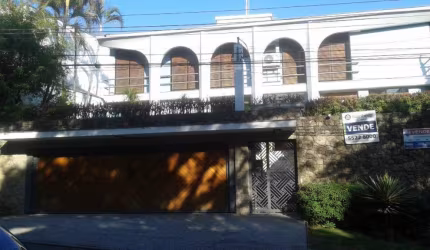 Luxuosa Casa em Interlagos: Conforto e Sofisticação