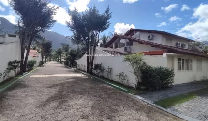 Casa á venda em Maresias - Entrada 12 - 04 Dormitórios - Oportunidade