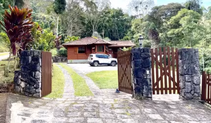 2 casas e edícula em condomínio fechado com 1.000m2
