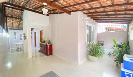 Linda casa duplex em  condomínio fechado.