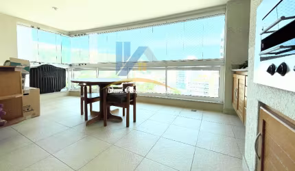 Apartamento de 3 qts, dependência, varanda e 2 vagas