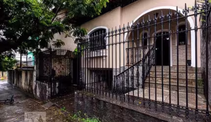 Casa com 4 quartos, área gourmet, varanda e vaga.