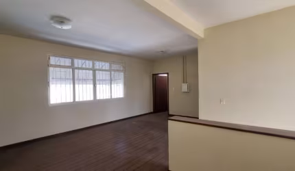 Alugo casa comercial em Cuiabá com excelente localização.